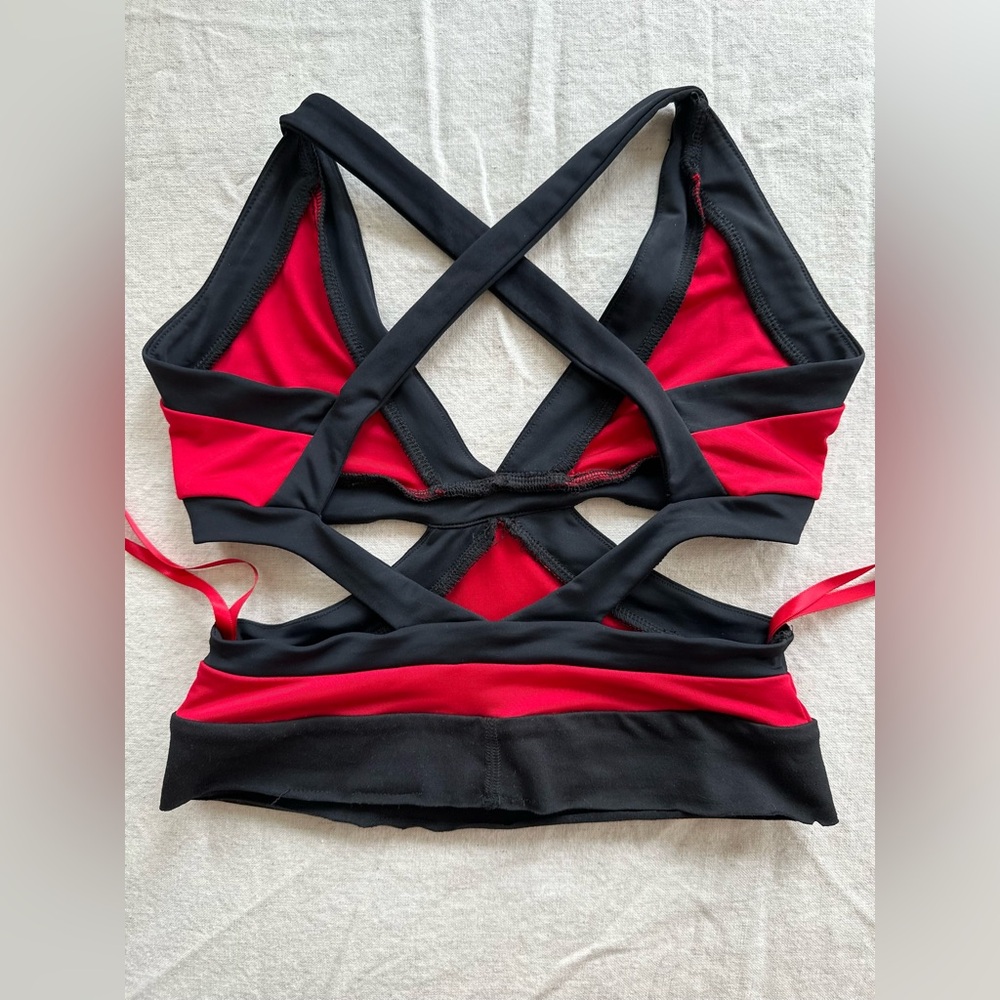 Jogger  Yoga Pilates Sporty Stretch Top Red Black colorblock Cutouts Beach Party